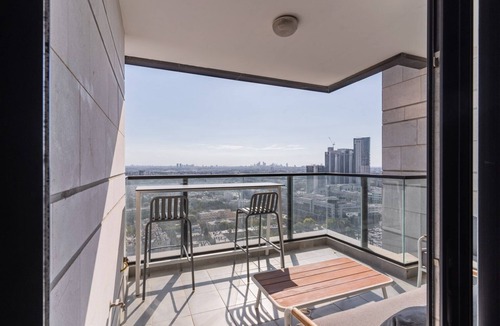 Tel Aviv Apartment | Blueground | Bitzaron, Spacious, Balcony (TLV-40)