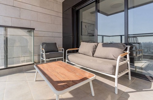 Tel Aviv Apartment | Blueground | Bitzaron, Spacious, Balcony (TLV-40)