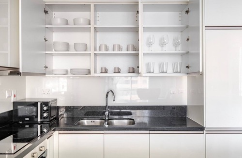 Business Bay Apartment | Blueground | Business Bay, pool, nr Canal