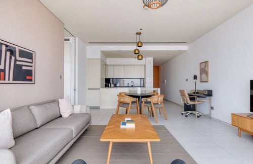 DIFC Apartment | Blueground | DIFC, pool, nr Dubai Mall