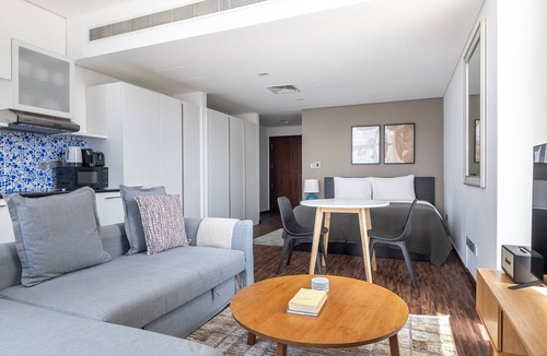 DIFC Apartment | Blueground | DIFC, pool, nr Dubai Aquarium