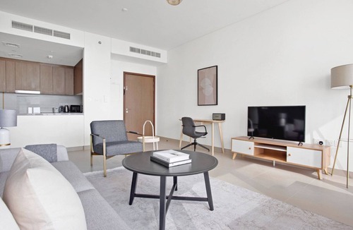 Dubai Marina Apartment | Blueground | Dubai Marina, pool, nr Marina