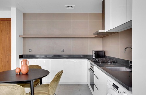 Dubai Marina Apartment | Blueground | Dubai Marina, pool, nr Marina