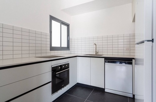 Giv'atayim Apartment | Blueground | Giv'atayim, balcony, nr Park (TLV-100)