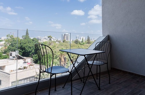Giv'atayim Apartment | Blueground | Giv'atayim, balcony, nr Park (TLV-100)