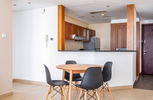 Jumeirah Lake Towers Apartment | Blueground | JLT, pool, nr Lake