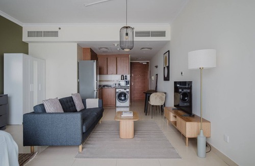 Jumeirah Lake Towers Apartment | Blueground | JLT, rooftop pool, nr Dubai Marina