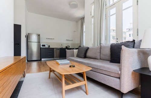 Tel Aviv Apartment | Blueground | Lev HaIr, balcony nr Carmel Market (TLV-96)