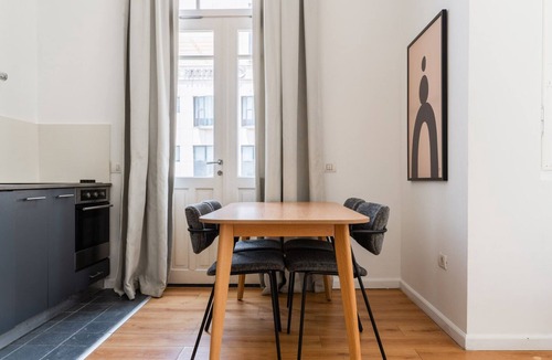Tel Aviv Apartment | Blueground | Lev HaIr, balcony nr Carmel Market (TLV-96)