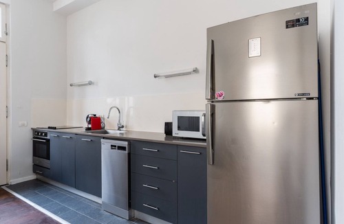 Tel Aviv Apartment | Blueground | Lev HaIr, balcony, nr Carmel Market (TLV-91)