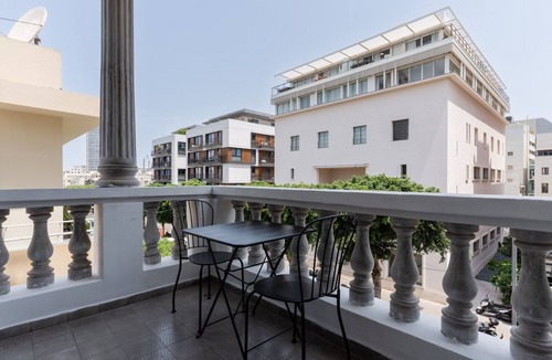 Tel Aviv Apartment | Blueground | Lev HaIr, balcony, nr Carmel Market (TLV-91)