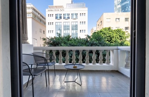 Tel Aviv Apartment | Blueground | Lev HaIr, balcony, nr Carmel Market (TLV-92)