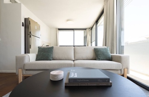 Tel Aviv Apartment | Blueground | Lev HaIr, balcony, nr Carmel Market (TLV-99)