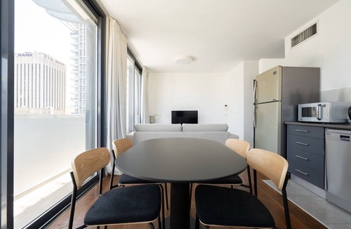 Tel Aviv Apartment | Blueground | Lev HaIr, balcony, nr Carmel Market (TLV-99)