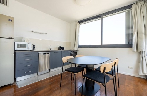 Tel Aviv Apartment | Blueground | Lev HaIr, balcony, nr Carmel Market (TLV-99)