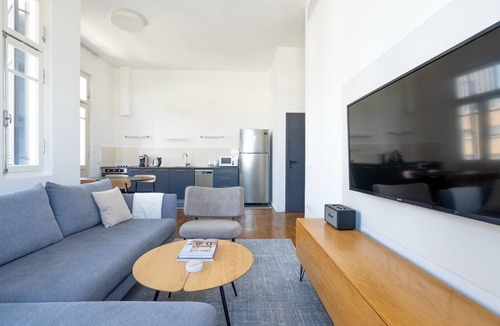 Tel Aviv Apartment | Blueground | Lev HaIr, balcony, nr Carmel Market (TLV-95)