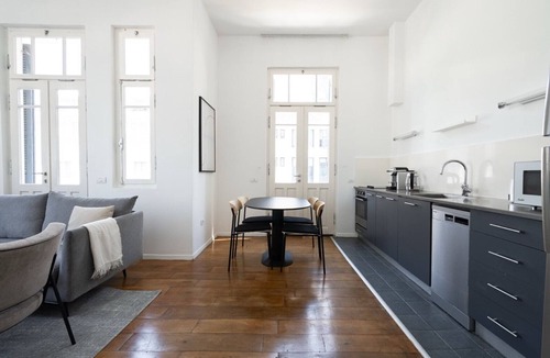 Tel Aviv Apartment | Blueground | Lev HaIr, balcony, nr Carmel Market (TLV-95)