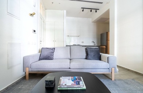 Tel Aviv Apartment | Blueground | Lev HaIr, balcony, nr Carmel Market (TLV-114)