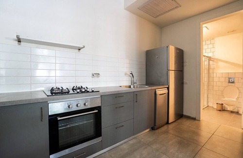 Tel Aviv Apartment | Blueground | Lev HaIr, balcony, nr Carmel Market (TLV-114)