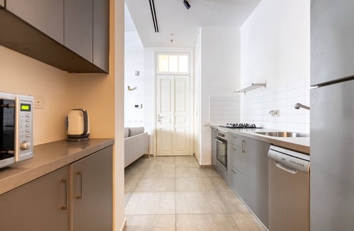Tel Aviv Apartment | Blueground | Lev HaIr, balcony, nr Carmel Market (TLV-114)