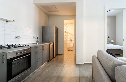 Tel Aviv Apartment | Blueground | Lev HaIr, balcony, nr Carmel Market (TLV-114)