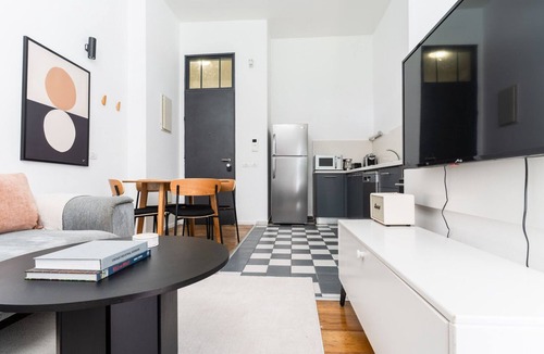 Tel Aviv Apartment | Blueground | Lev HaIr, city view nr Carmel Market (TLV-94)