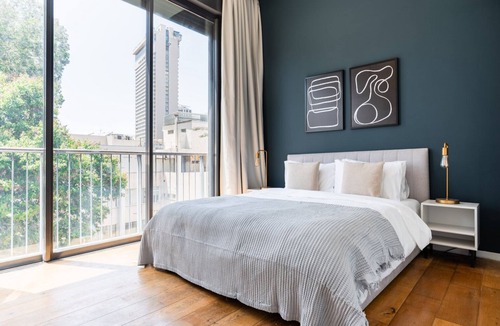 Tel Aviv Apartment | Blueground | Lev HaIr, city view nr Carmel Market (TLV-94)