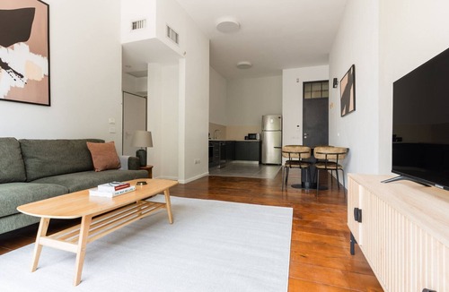 Tel Aviv Apartment | Blueground | Lev HaIr, city view, nr Carmel Market (TLV-89)