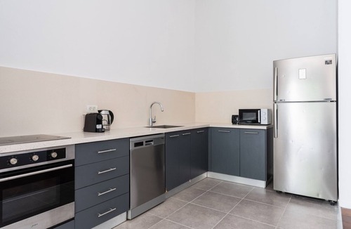Tel Aviv Apartment | Blueground | Lev HaIr, city view, nr Carmel Market (TLV-89)