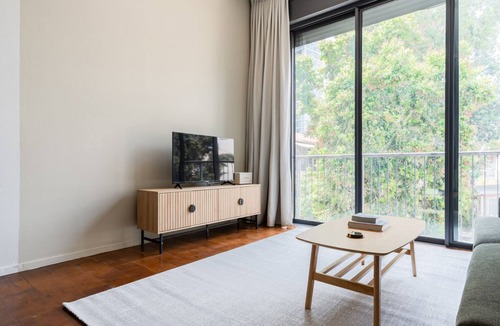 Tel Aviv Apartment | Blueground | Lev HaIr, city view, nr Carmel Market (TLV-89)
