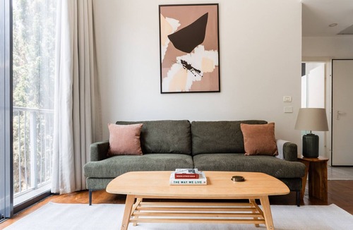 Tel Aviv Apartment | Blueground | Lev HaIr, city view, nr Carmel Market (TLV-89)