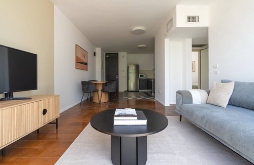 Tel Aviv Apartment | Blueground | Lev HaIr, city view, nr beach (TLV-97)