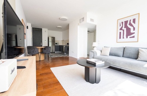 Tel Aviv Apartment | Blueground | Lev HaIr, city view, nr beach (TLV-97)