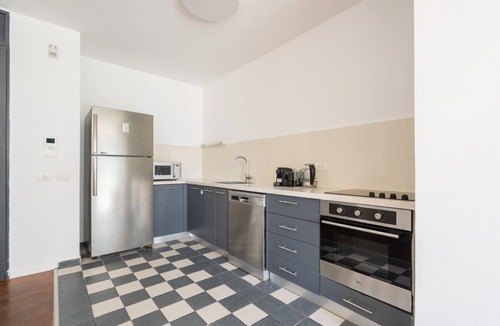 Tel Aviv Apartment | Blueground | Lev HaIr, city view, nr beach (TLV-97)