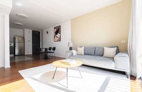 Tel Aviv Apartment | Blueground | Lev HaIr, city view, nr Carmel Market (TLV-98)
