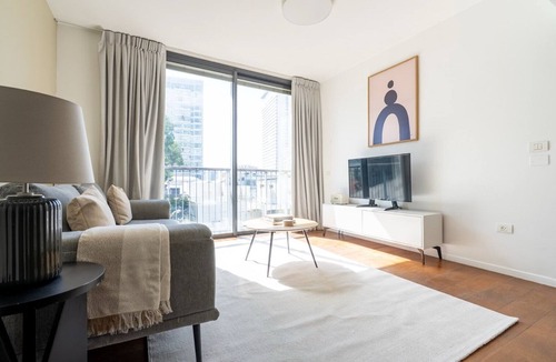 Tel Aviv Apartment | Blueground | Lev HaIr, city view, nr Carmel Market (TLV-98)