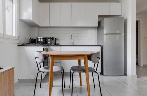 Tel Aviv City Center Apartment | Blueground | Nahalat Bynamin, City view (TLV-7)
