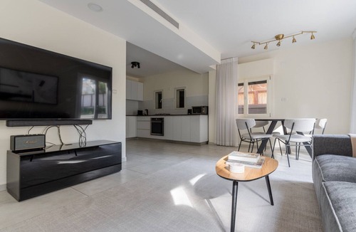 Tel Aviv City Center Apartment | Blueground | Nahalat Bynamin, Spacious, Garden (TLV-45)