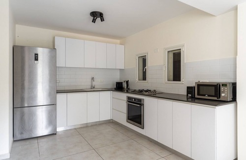 Tel Aviv City Center Apartment | Blueground | Nahalat Bynamin, Spacious, Garden (TLV-45)