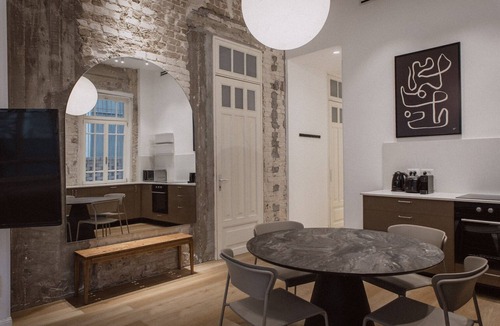 Tel Aviv City Center Apartment | Blueground | Nahalat Byniamin, Exquisite, Patio (TLV-52)