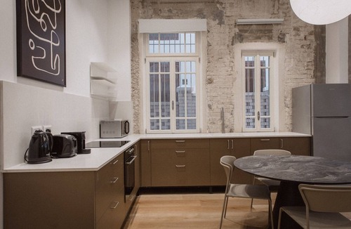 Tel Aviv City Center Apartment | Blueground | Nahalat Byniamin, Exquisite, Patio (TLV-52)