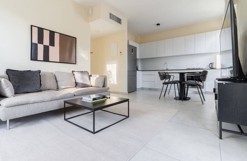 Tel Aviv City Center Apartment | Blueground | Nahalat Bynamin, Garden view, Balcony (TLV-27)
