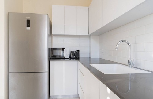 Tel Aviv City Center Apartment | Blueground | Nahalat Bynamin, Garden view, Balcony (TLV-27)