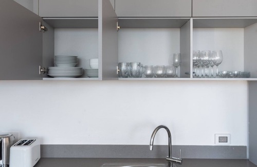 Tel Aviv City Center Apartment | Blueground | Nahalat Byniamin, High End, Balcony (TLV-35)
