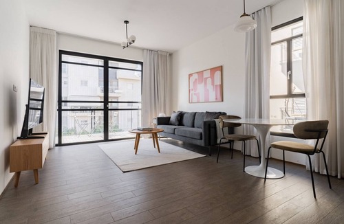 Old North Apartment | Blueground | Old North, New Building, Balcony (TLV-43)