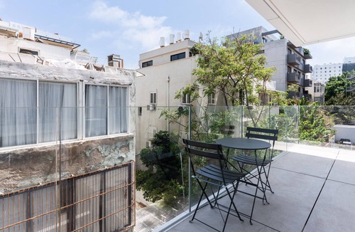 Old North Apartment | Blueground | Tel Aviv Port, High End , Balcony (TLV-73)