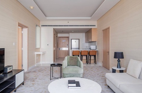 Palm Jumeirah Apartment | Blueground | The Palm Jumeirah, pool, nr Atlantis