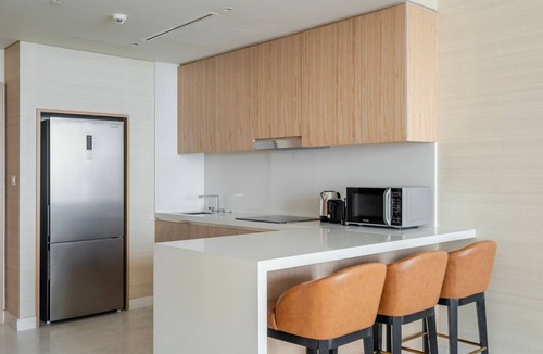 Palm Jumeirah Apartment | Blueground | The Palm Jumeirah, pool, nr Atlantis