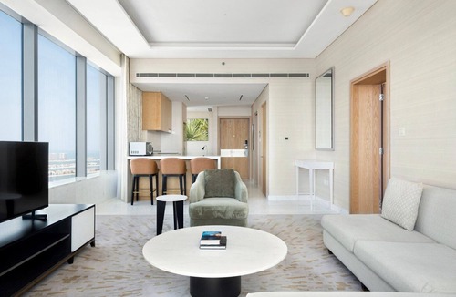 Palm Jumeirah Apartment | Blueground | The Palm Jumeirah, pool, nr Atlantis