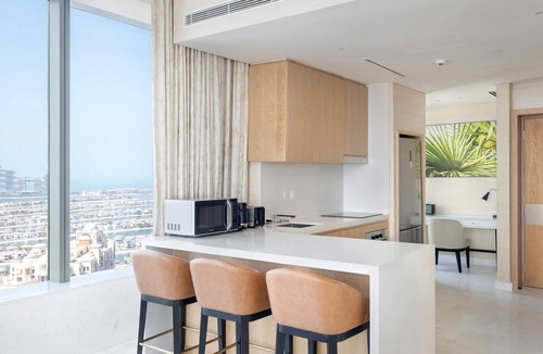Palm Jumeirah Apartment | Blueground | The Palm Jumeirah, pool, nr Atlantis